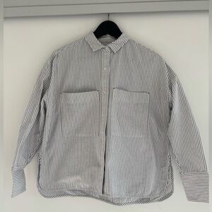 Everlane Women’s boxy Oxford Button Down Shirt in black and white.